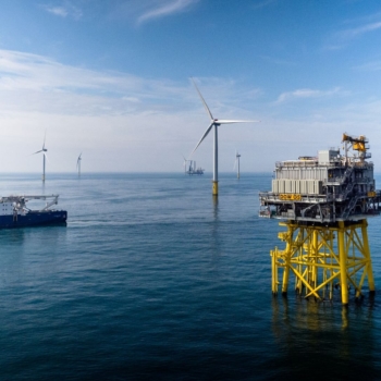 Investidores de óleo e gás precisam considerar riscos associados à transição energética, diz think tank Carbon Tracker Initiative. Na imagem: Plataforma offshore Dudgeon da Statoil para exploração de petróleo e gás associada à eólica offshore (Foto: Jan Arne Wold Woldcam/Equinor)