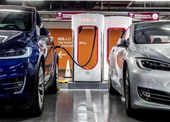 Fornecedores de lítio das montadoras Tesla e BYD farão investimentos da Atlas Lithium em Minas Gerais. Na imagem: Ponto de recarga de carros elétricos da Tesla na China (Foto: Divulgação)