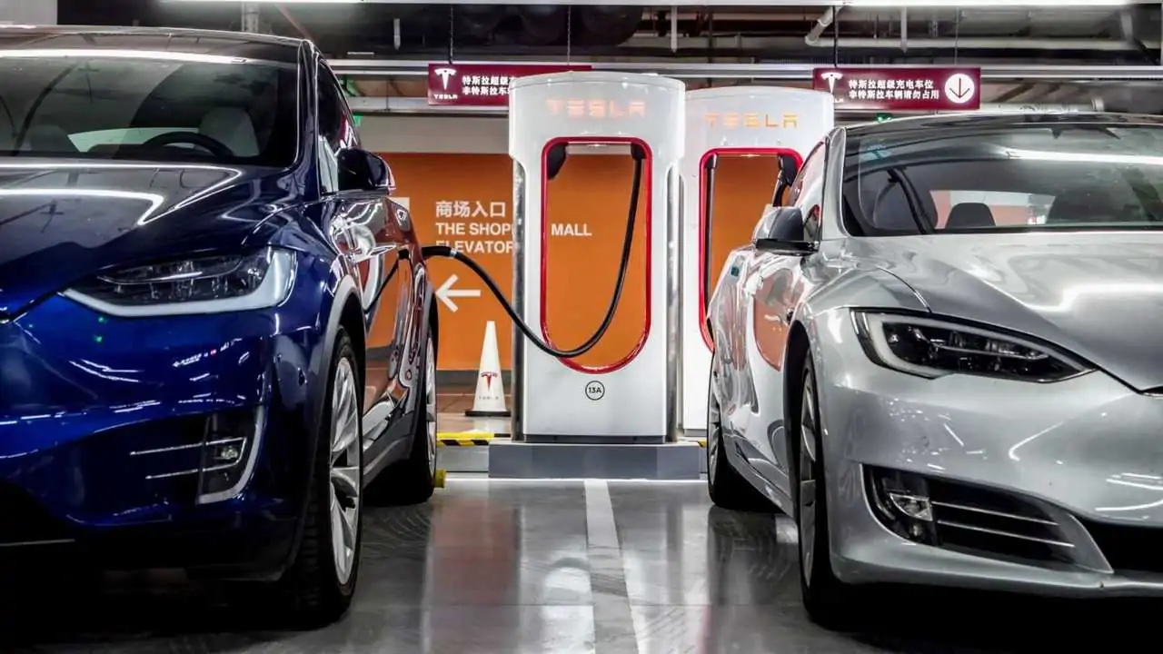 Fornecedores de lítio das montadoras Tesla e BYD farão investimentos da Atlas Lithium em Minas Gerais. Na imagem: Ponto de recarga de carros elétricos da Tesla na China (Foto: Divulgação)