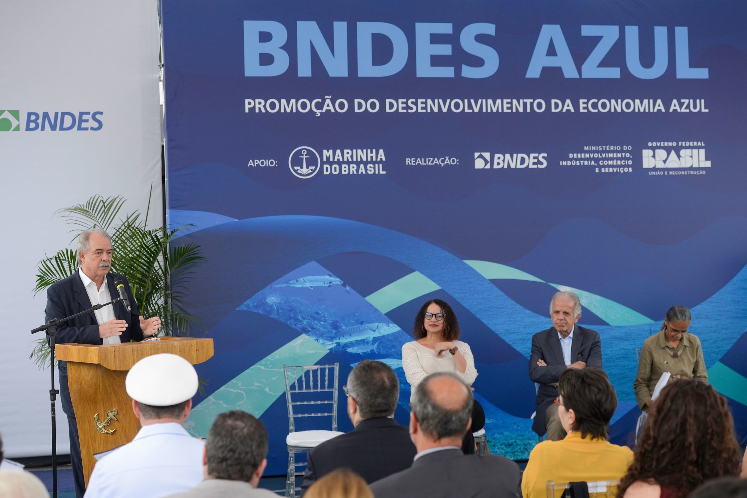 BNDES prevê R$ 2 bilhões para renovação de frota de navios com foco em combustíveis sustentáveis, segundo o presidente do banco. Na imagem: Presidente do BNDES, Aloizio Mercadante, durante lançamento da iniciativa BNDES Azul, no navio de pesquisa da Marinha do Brasil, atracado na Praça Mauá, no Rio, em 24/1/2024 (Foto: Tomaz Silva/Agência Brasil)