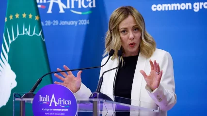 Itália garante junto à Comissão Europeia € 550 milhões para indústria substituir combustíveis fósseis por hidrogênio renovável ou verde. Na imagem: Primeira-ministra italiana, Giorgia Meloni, realiza coletiva durante encontro internacional Itália-África 'A bridge for common growth', no Senado italiano, em 29/1/2024 (Foto: Reprodução Euronews)