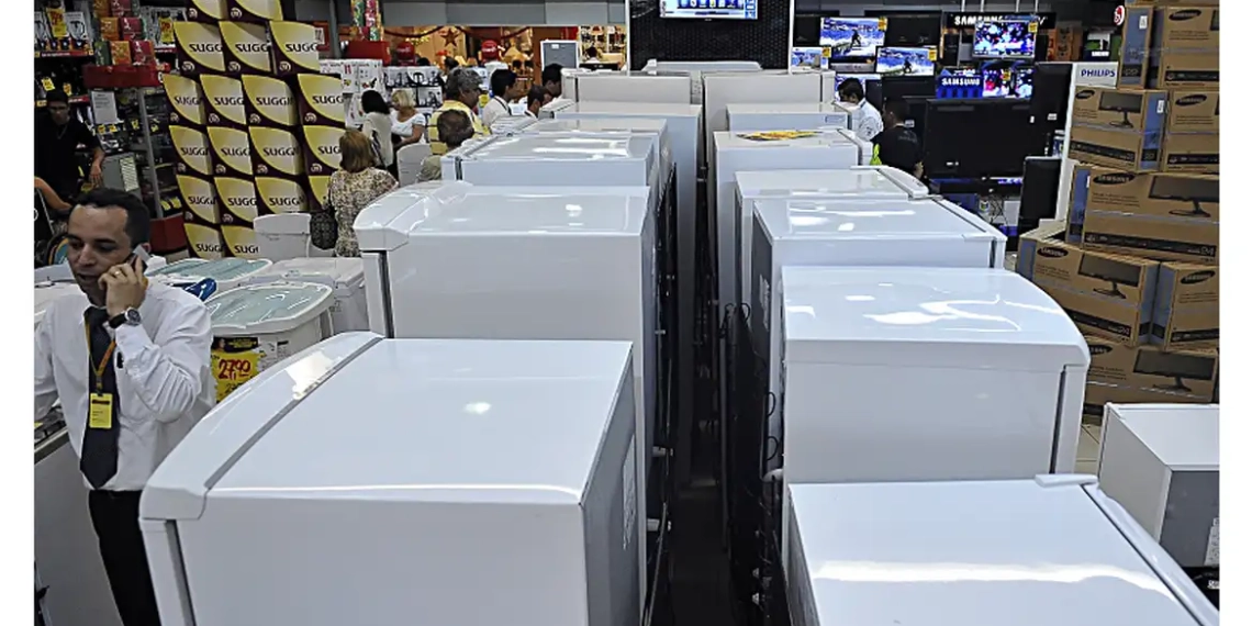 Entenda o que o a eficiência e o consumo do seu eletrodoméstico tem a ver com a transição energética. Na imagem: Refrigeradores expostos em loja de venda de eletrodomésticos (Foto: Fabio Rodrigues Pozzebom/Agência Brasil)