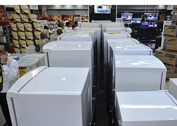 Entenda o que o a eficiência e o consumo do seu eletrodoméstico tem a ver com a transição energética. Na imagem: Refrigeradores expostos em loja de venda de eletrodomésticos (Foto: Fabio Rodrigues Pozzebom/Agência Brasil)