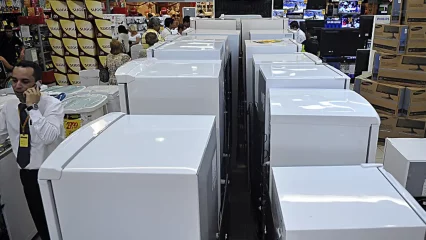 Entenda o que o a eficiência e o consumo do seu eletrodoméstico tem a ver com a transição energética. Na imagem: Refrigeradores expostos em loja de venda de eletrodomésticos (Foto: Fabio Rodrigues Pozzebom/Agência Brasil)