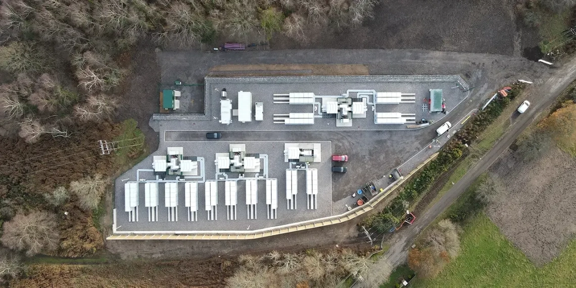 Equinor estreia no armazenamento de energia elétrica e começa a operar sua primeira bateria em escala comercial. Na imagem: Sistema de armazenamento de energia elétrica Blandford Road da Equinor no Reino Unido (Foto: Divulgação)