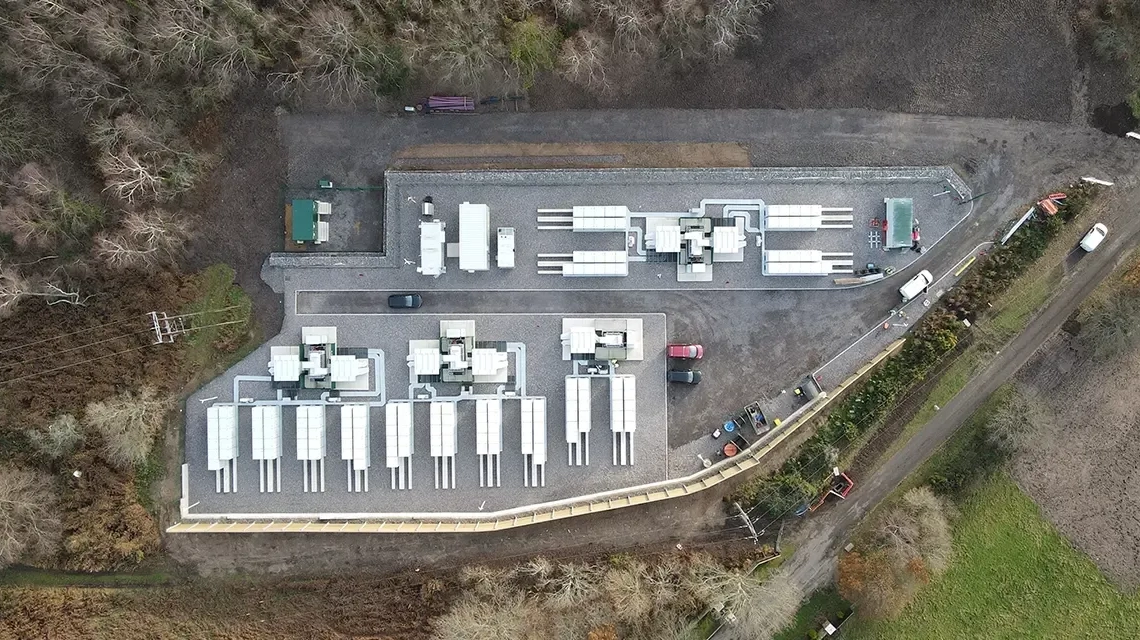 Equinor estreia no armazenamento de energia elétrica e começa a operar sua primeira bateria em escala comercial. Na imagem: Sistema de armazenamento de energia elétrica Blandford Road da Equinor no Reino Unido (Foto: Divulgação)