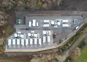 Equinor estreia no armazenamento de energia elétrica e começa a operar sua primeira bateria em escala comercial. Na imagem: Sistema de armazenamento de energia elétrica Blandford Road da Equinor no Reino Unido (Foto: Divulgação)