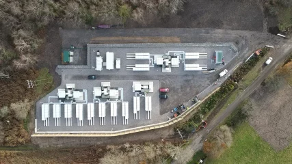 Equinor estreia no armazenamento de energia elétrica e começa a operar sua primeira bateria em escala comercial. Na imagem: Sistema de armazenamento de energia elétrica Blandford Road da Equinor no Reino Unido (Foto: Divulgação)