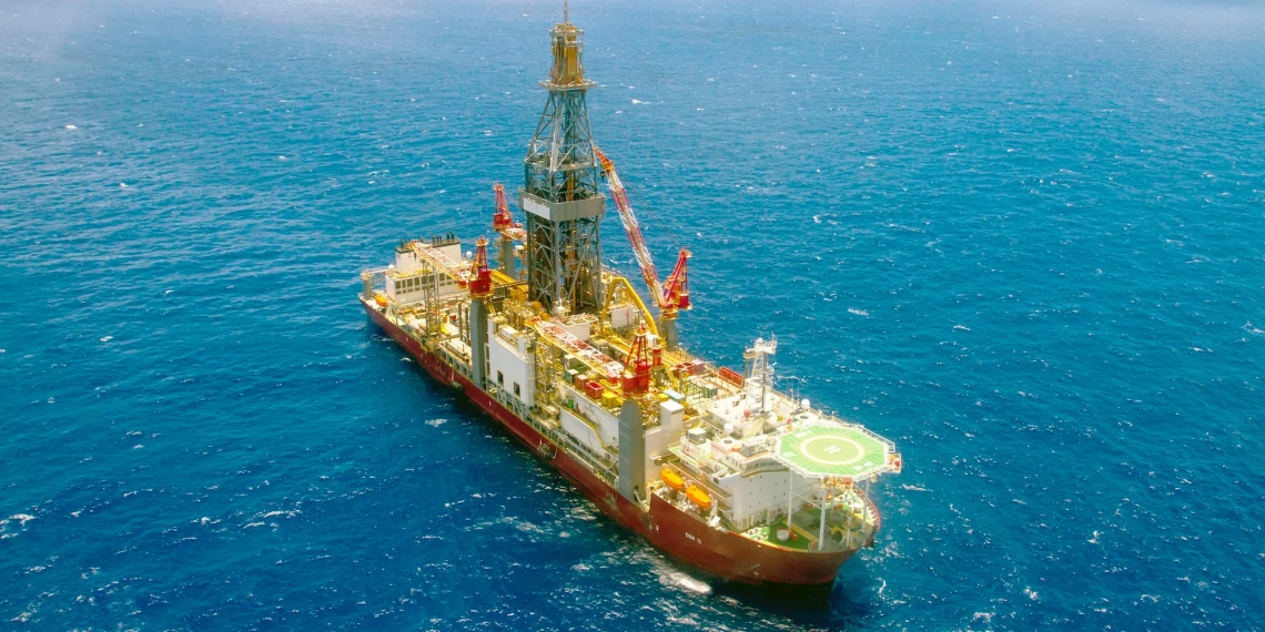 Após encontrar petróleo, Petrobras vai perfurar novo poço na Margem Equatorial, em águas profundas a 52 km da costa do Rio Grande do Norte. Na imagem: Navio-sonda que está perfurando o poço Pitu Oeste (Foto: Agência Petrobras)