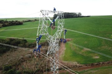 Incentivos para debêntures de infraestrutura, em lei sancionada por Lula, podem atrair novo perfil de investidor para o setor de energia elétrica, dizem especialistas. Na imagem: Técnicos inspecionam linhas de transmissão de energia da Terna Brasil (Foto: Divulgação)