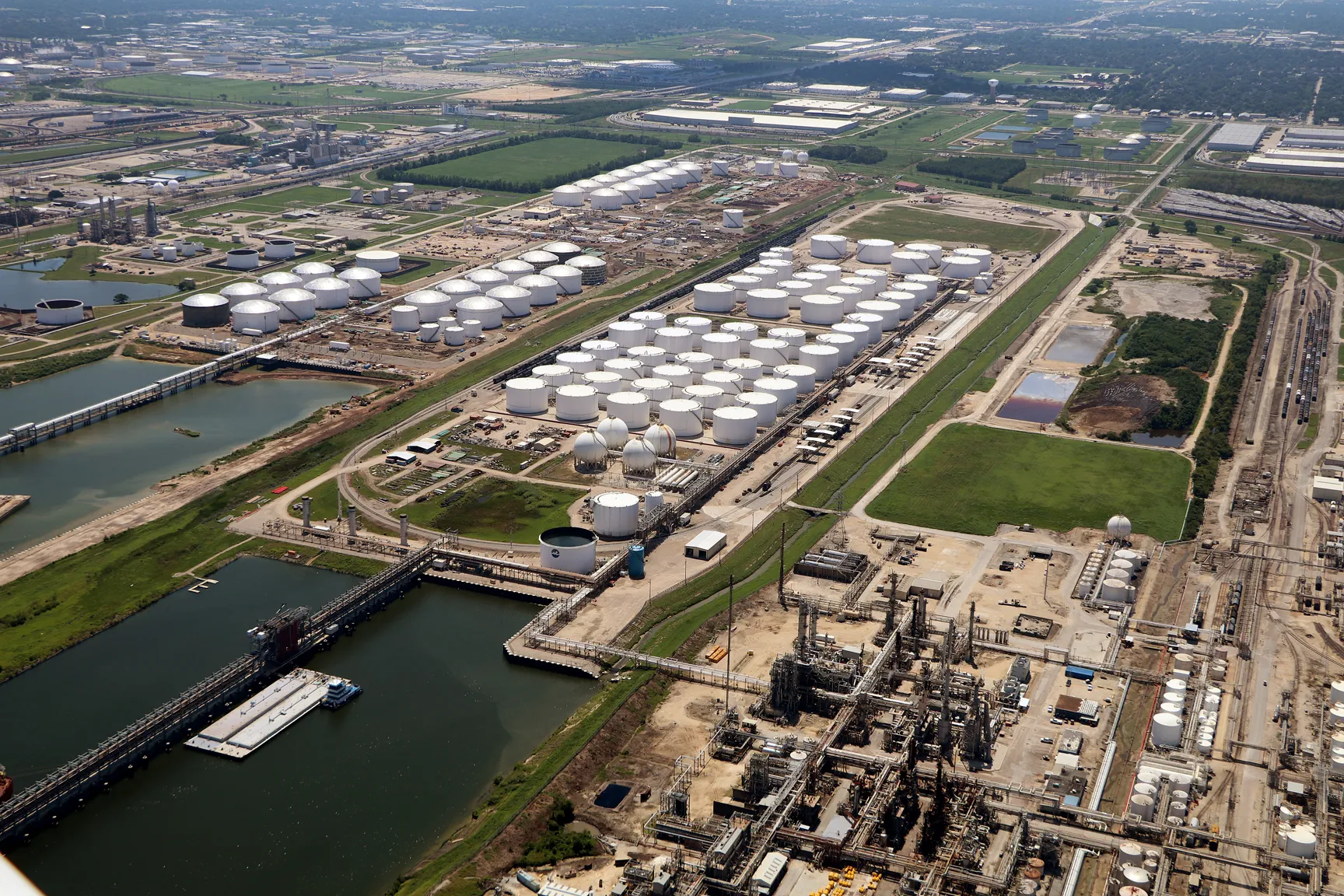 Alta recorde registrada no estoque de gasolina dos Estados Unidos segura preço do petróleo. Na imagem: Terminal de armazenamento de líquidos Deer Park, em Houston, Texas (Foto: ITC – Intercontinental Terminals Company)