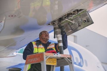 Petrobras diminui preço do querosene de aviação (QAV) em 9,8%, ou R$ 0,40 por litro. Na imagem: Técnico de manutenção de aviação, com colete de segurança amarelo fosforescente, faz o abastecimento com mangueira conectada verticalmente na parte de baixo da aeronave (Foto: Thomas Vangel/Photography)