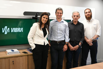 RIO DE JANEIRO, 10/01/2024 - ECONOMIA / NEGÓCIO / EMPRESA / CORPORATIVO / COMBUSTIVEL - O presidente da Vibra Energia, Ernesto Pousada,  e José Odvar Lopes, presidente da Inpasa, assinam contrato de parceria para estudo sobre o Metanol Verde, na sede da Vibra Energia, no Centro do Rio, nesta quarta-feira (10). Estiveram presentes na assinatura Clarissa Sadock, vice-presidente de Energia Renovável e ESG, da Vibra, e Gustavo Mariano de Oliveira, diretor de comercialização de Etanol da Inpasa.