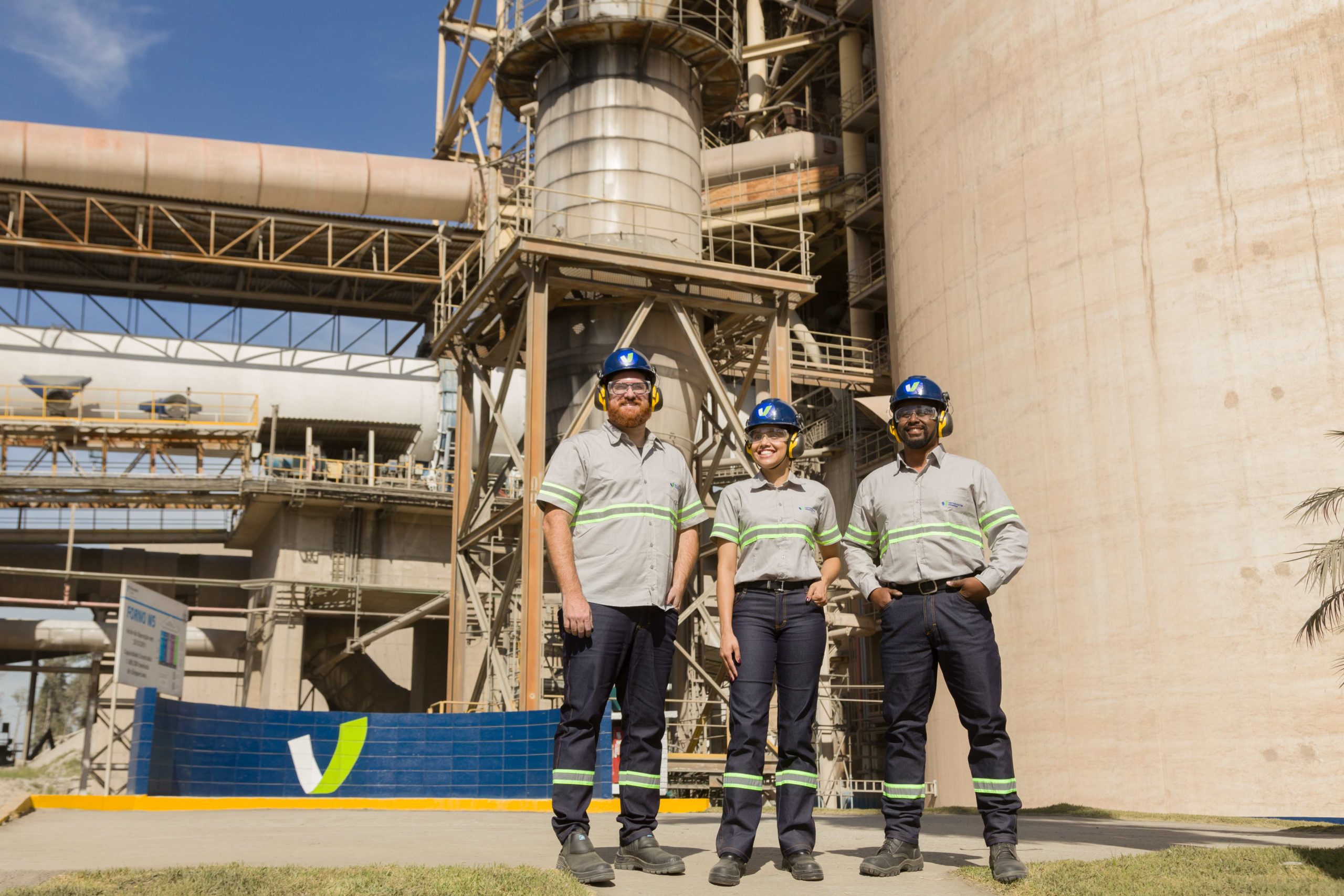 Votorantim Cimentos e Atlas Renewable Energy firmam PPA de autoprodução solar em Minas Gerais. Na imagem: Fábrica da Votorantim Cimentos em Salto de Pirapora, SP (Foto: Divulgação)