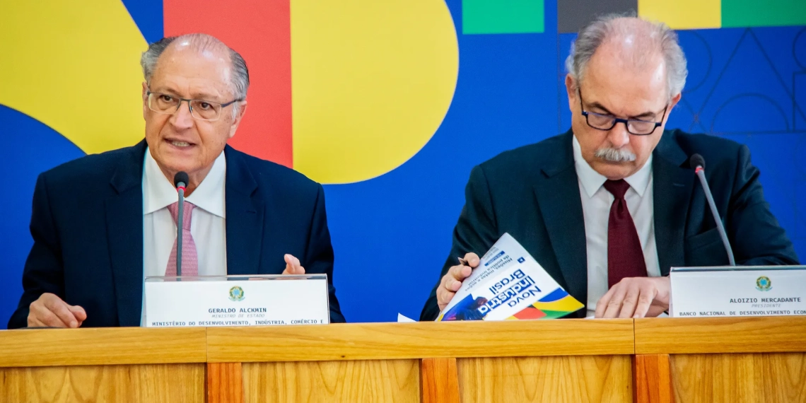 Biocombustíveis e cadeia de elétricos são destaque em nova política industrial brasileira. Na imagem: Alckmin (vice-presidente e MDIC) e Mercadante (BNDES) durante reunião do Conselho Nacional de Desenvolvimento Industrial (CNDI), no Planalto, em 22/1/2024 (Foto: Gabriel Lemes/MDIC)