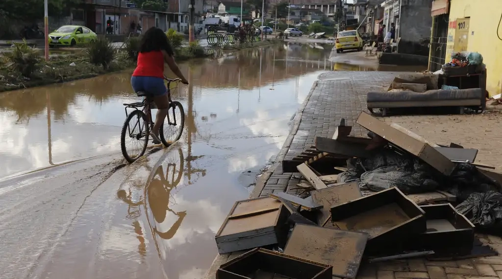 Brasil registrou recorde de desastres climáticos em 2023, confirmado pelos cientistas como o ano mais quente da história. Na imagem: Estragos e prejuízos aos moradores causados pelas chuvas em Belford Roxo, na Baixada Fluminense, que teve diversos pontos de alagamentos com a enchente do rio Botas, em 16/1/2024 (Foto: Fernando Frazão/Agência Brasil)