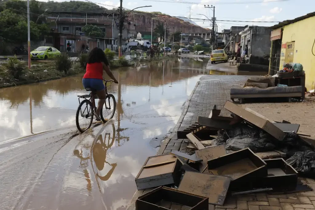 Brasil registrou recorde de desastres climáticos em 2023, confirmado pelos cientistas como o ano mais quente da história. Na imagem: Estragos e prejuízos aos moradores causados pelas chuvas em Belford Roxo, na Baixada Fluminense, que teve diversos pontos de alagamentos com a enchente do rio Botas, em 16/1/2024 (Foto: Fernando Frazão/Agência Brasil)