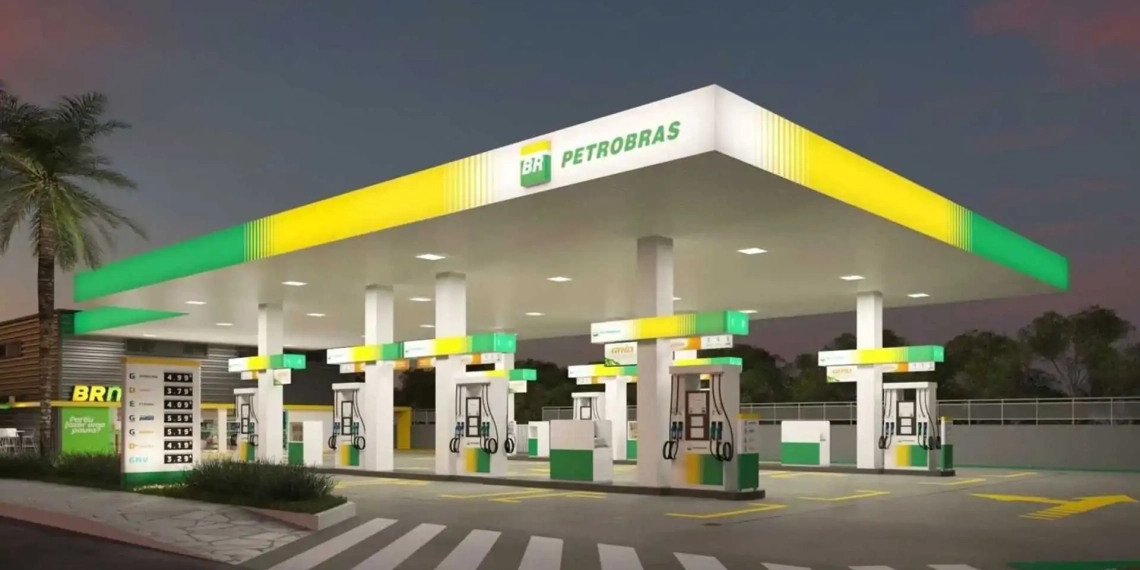 Petrobras anuncia que não vai renovar uso de marcas como "Postos Petrobras", "BR Aviation", "Podium" e "Grid" pela Vibra após 2029. Na imagem: Posto de combustíveis Petrobras fotografado à noite com as luzes acesas (Foto: Divulgação)