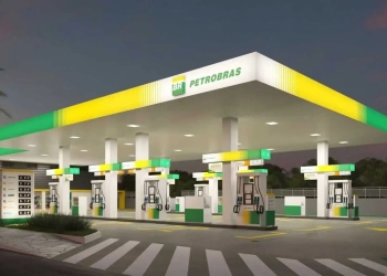 Petrobras anuncia que não vai renovar uso de marcas como "Postos Petrobras", "BR Aviation", "Podium" e "Grid" pela Vibra após 2029. Na imagem: Posto de combustíveis Petrobras fotografado à noite com as luzes acesas (Foto: Divulgação)