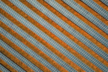 Adições de capacidade de energia eólica e solar devem dobrar no Brasil, EUA, Europa e Índia até 2028. Na imagem: Vista aérea vertical de usina solar, com fileiras de painéis fotovoltaicos dispostos lado a lado (Foto: Barney Elo/Pixabay)