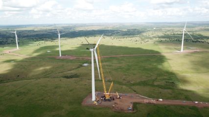 Eletrobras recebe licença para operação teste do Parque Eólico Coxilha Negra no RS. Na imagem: Primeiros aerogeradores do parque Coxilha Negra que a Eletrobras está instalando no RS (Foto: Divulgação CGT Eletrosul)