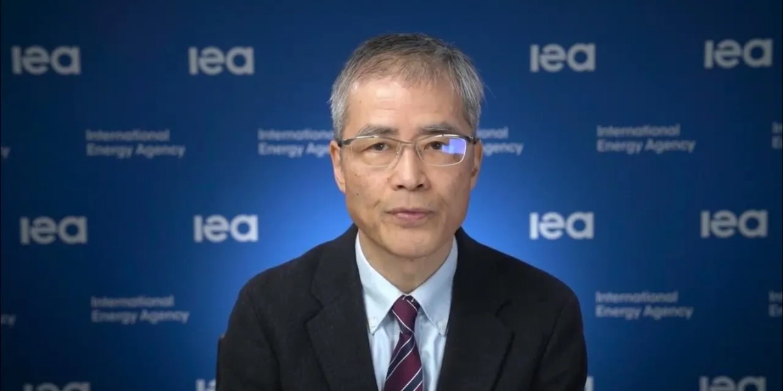 Quais as expectativas para o mercado global de GNL em 2024. Na imagem: Diretor de Mercados Energéticos e Segurança da IEA, Keisuke Sadamori (Foto: Reprodução)