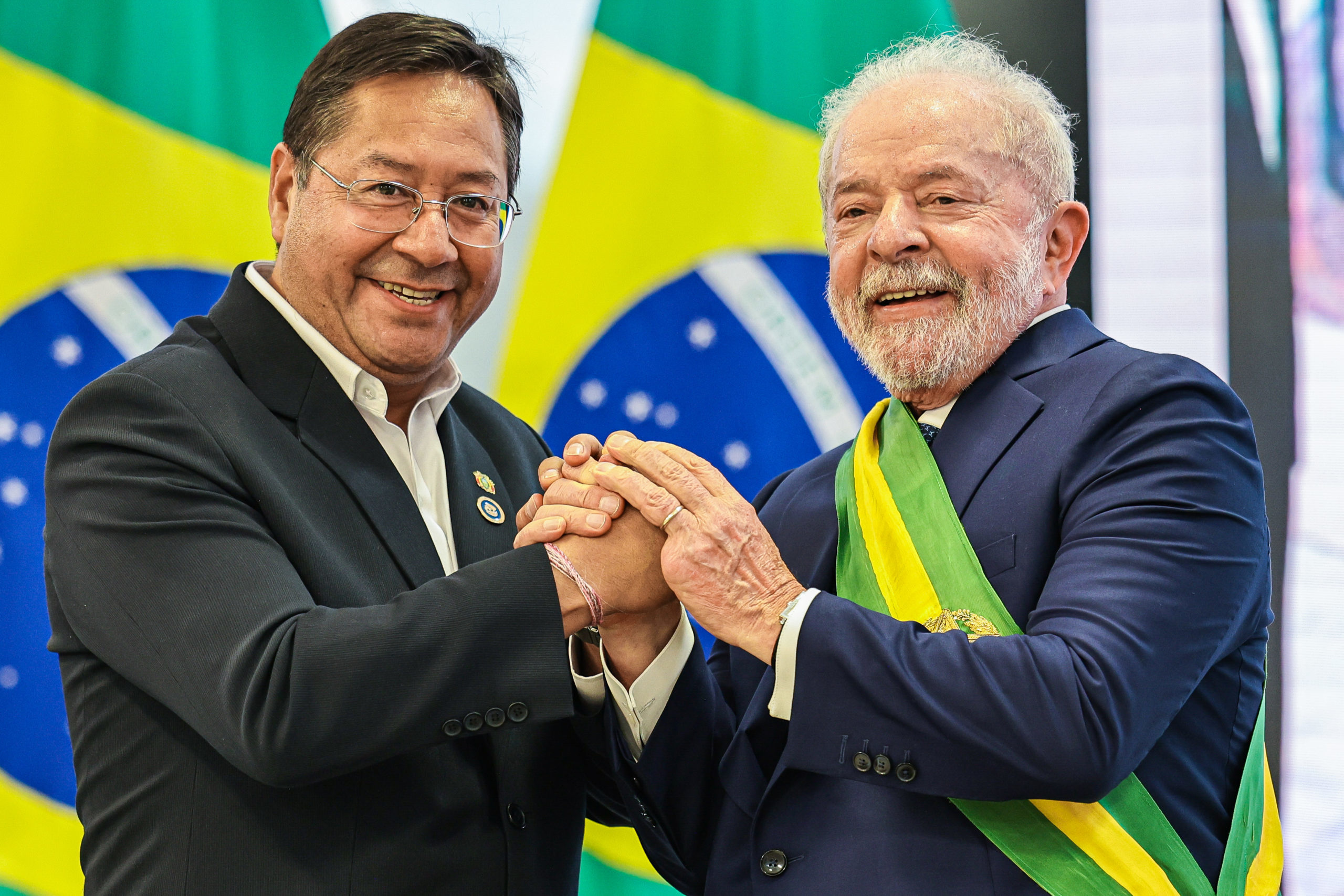 Como tentativa de golpe militar na Bolívia altera a agenda do gás natural com o vizinho Brasil. Na imagem: Presidente Lula recebe cumprimentos do presidente boliviano, Luis Arce, após discurso de posse no Palácio do Planalto, em 1/1/2023 (Foto: Ricardo Stuckert/PR)