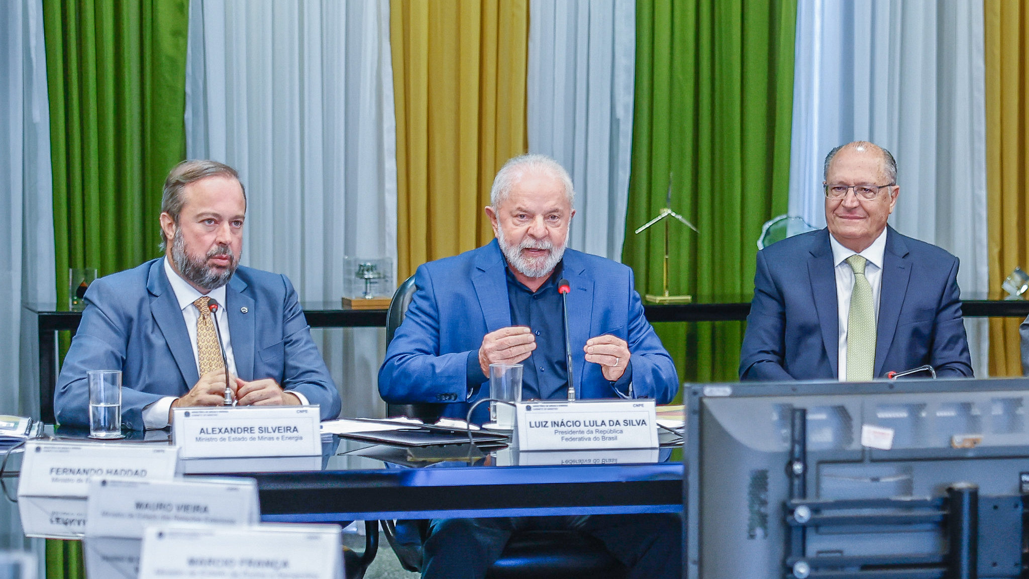 Ministérios do governo Lula tentam derrubar no Senado emenda do conteúdo local no PL do Mover (PL 914/2024). Na imagem: Presidente Lula, Geraldo Alckmin e Alexandre Silveira participam da 1ª Reunião Extraordinária do CNPE do governo Lula 3, em 17/3/2023 (Foto: Ricardo Stuckert/PR)