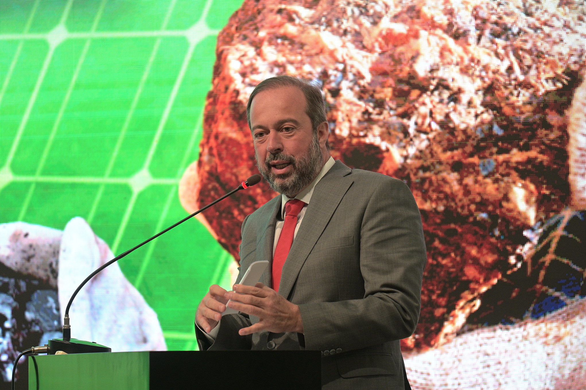 Minerais críticos poderão emitir debêntures incentivadas, afirma o ministro do MME, Alexandre Silveira [na imagem], durante abertura do Seminário sobre Mineração e Transformação Mineral e Minerais Estratégicos para a Transição Energética, em 21/2/2024 (Foto: Ricardo Botelho/MME)