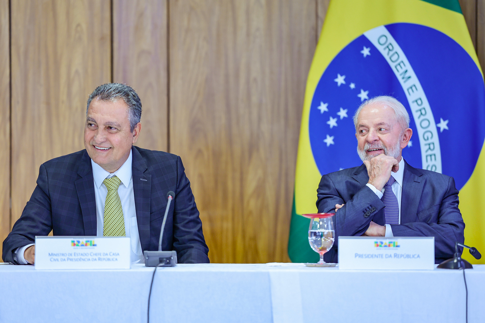 Nova regra para debêntures incentivadas e de infraestrutura exclui petróleo, agronegócio e deixa incertezas no setor elétrico. Na imagem: Lula com o ministro da Casa Civil, Rui Costa, durante assinatura de decretos para Mover e Debêntures de Infraestrutura, em 26/3/2024 (Foto: Fabio Rodrigues-Pozzebo/Agência Brasil)