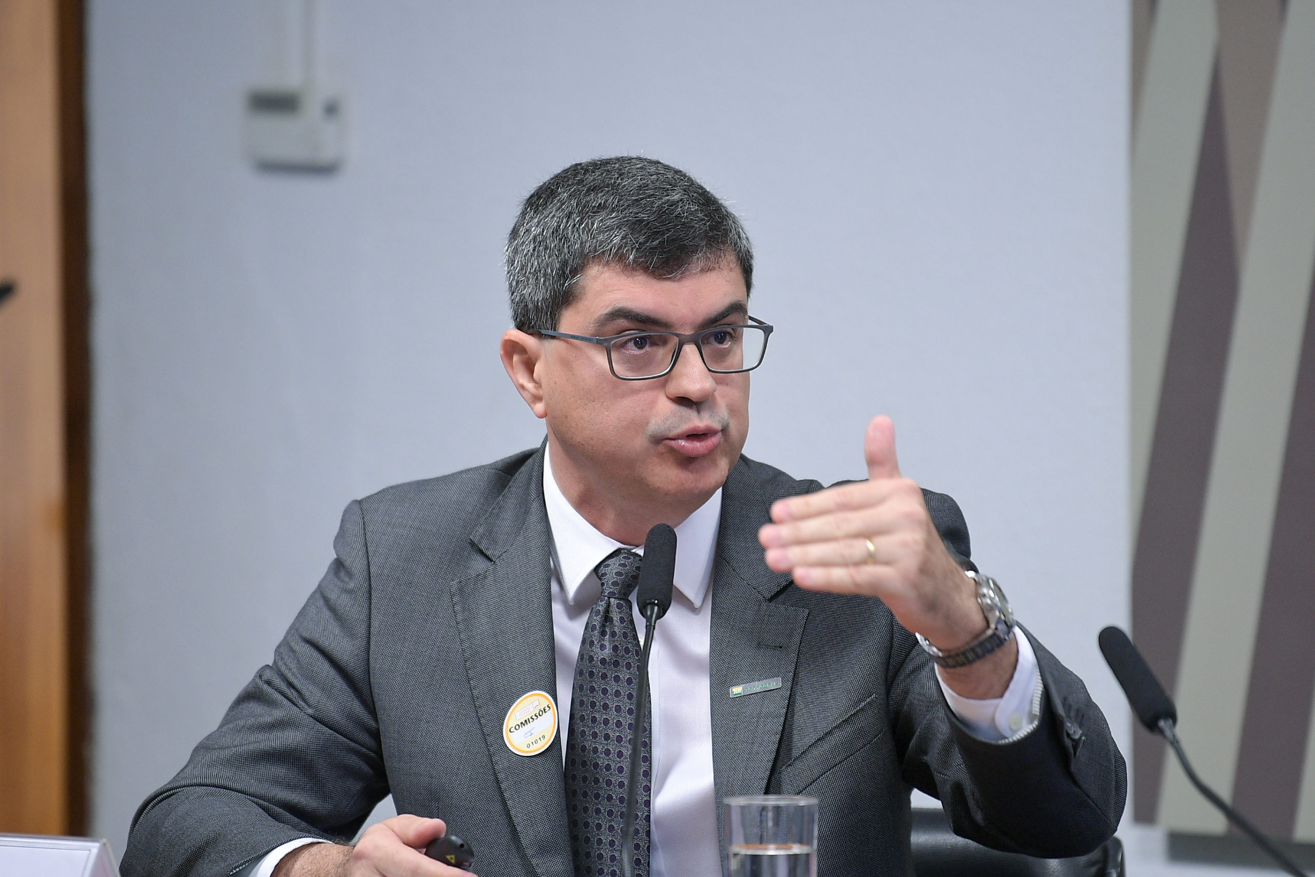 Petrobras muda discurso e tenta incluir coprocessado no mandato de diesel verde (HVO) no PL do Combustível do Futuro. Na imagem: Cristiano Levone de Oliveira, gerente-executivo de Gestão Integrada de Transição Energética da Petrobras, durante reunião da Comissão de Serviços de Infraestrutura (CI) do Senado (Foto: Pedro França/Agência Senado)