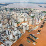 Refinaria Alberto Pasqualini (Refap), em Canoas (RS) opera normalmente; desabastecimento de combustíveis é pontual. Na imagem: Sobrevoo de área inundada com imóveis encobertos até o telhado pelas águas das fortes chuvas em Canoas (RS), em 5/5/2024 (Foto: Ricardo Stuckert/PR)