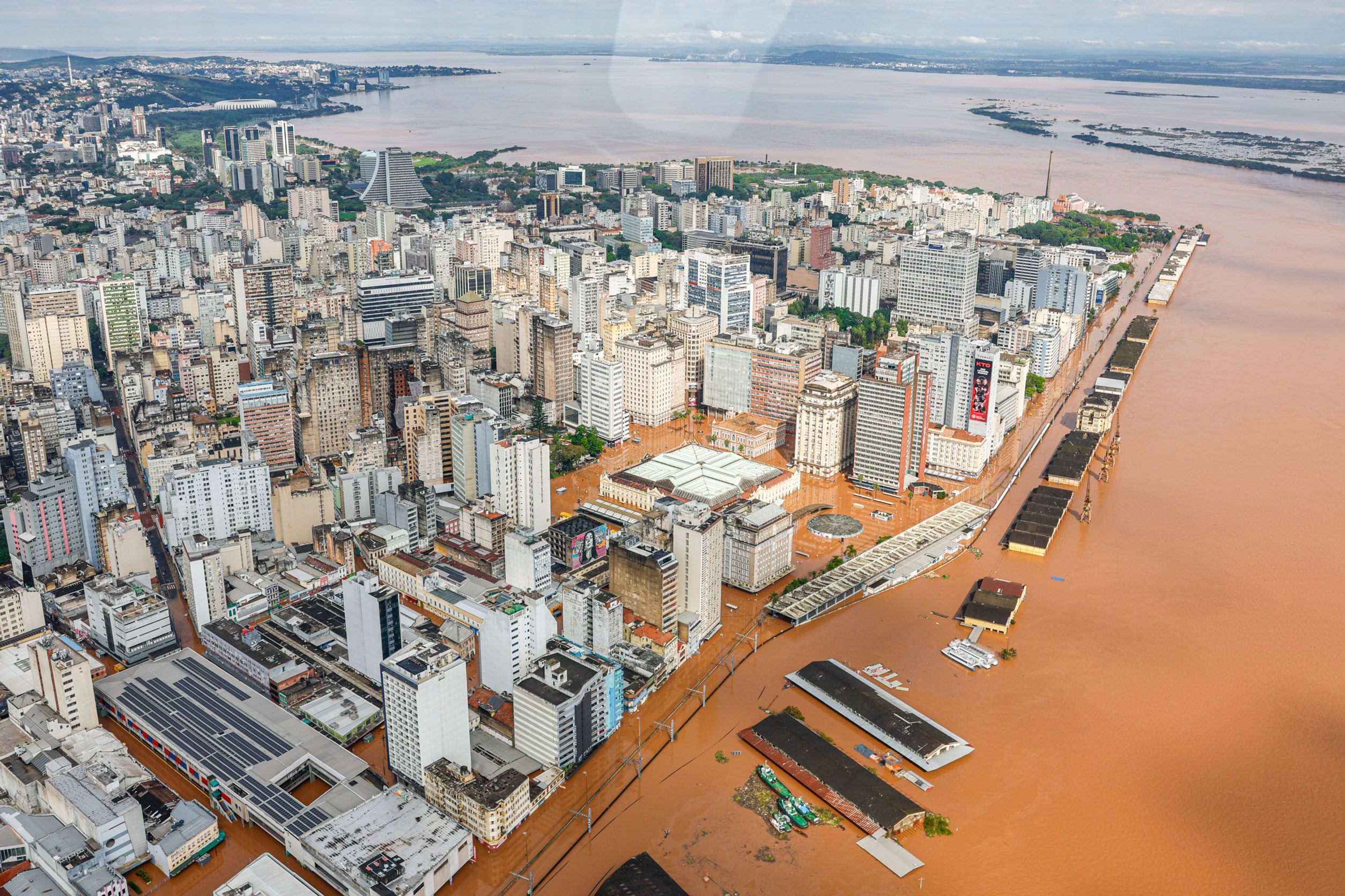 Refinaria Alberto Pasqualini (Refap), em Canoas (RS) opera normalmente; desabastecimento de combustíveis é pontual. Na imagem: Sobrevoo de área inundada com imóveis encobertos até o telhado pelas águas das fortes chuvas em Canoas (RS), em 5/5/2024 (Foto: Ricardo Stuckert/PR)