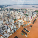 Sobrevoo de área inundada com imóveis encobertos até o telhado pelas águas das fortes chuvas em Canoas (RS), em 5/5/2024 (Foto Ricardo Stuckert/PR)