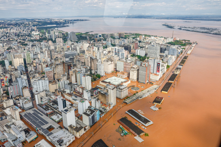 Sobrevoo de área inundada com imóveis encobertos até o telhado pelas águas das fortes chuvas em Canoas (RS), em 5/5/2024 (Foto Ricardo Stuckert/PR)