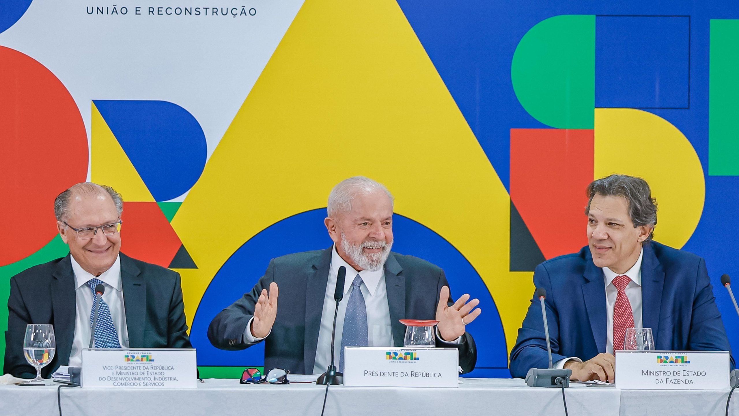 Governo federal defende aço verde e incentivos à descarbonização da indústria como "carro-chefe" para Brasil ganhar mercado internacional. Na imagem: Alckmin, Lula e Haddad durante reunião para anúncios da indústria do aço, no Palácio do Planalto, em Brasília, em 25/5/2024 (Foto: Ricardo Stuckert/PR)