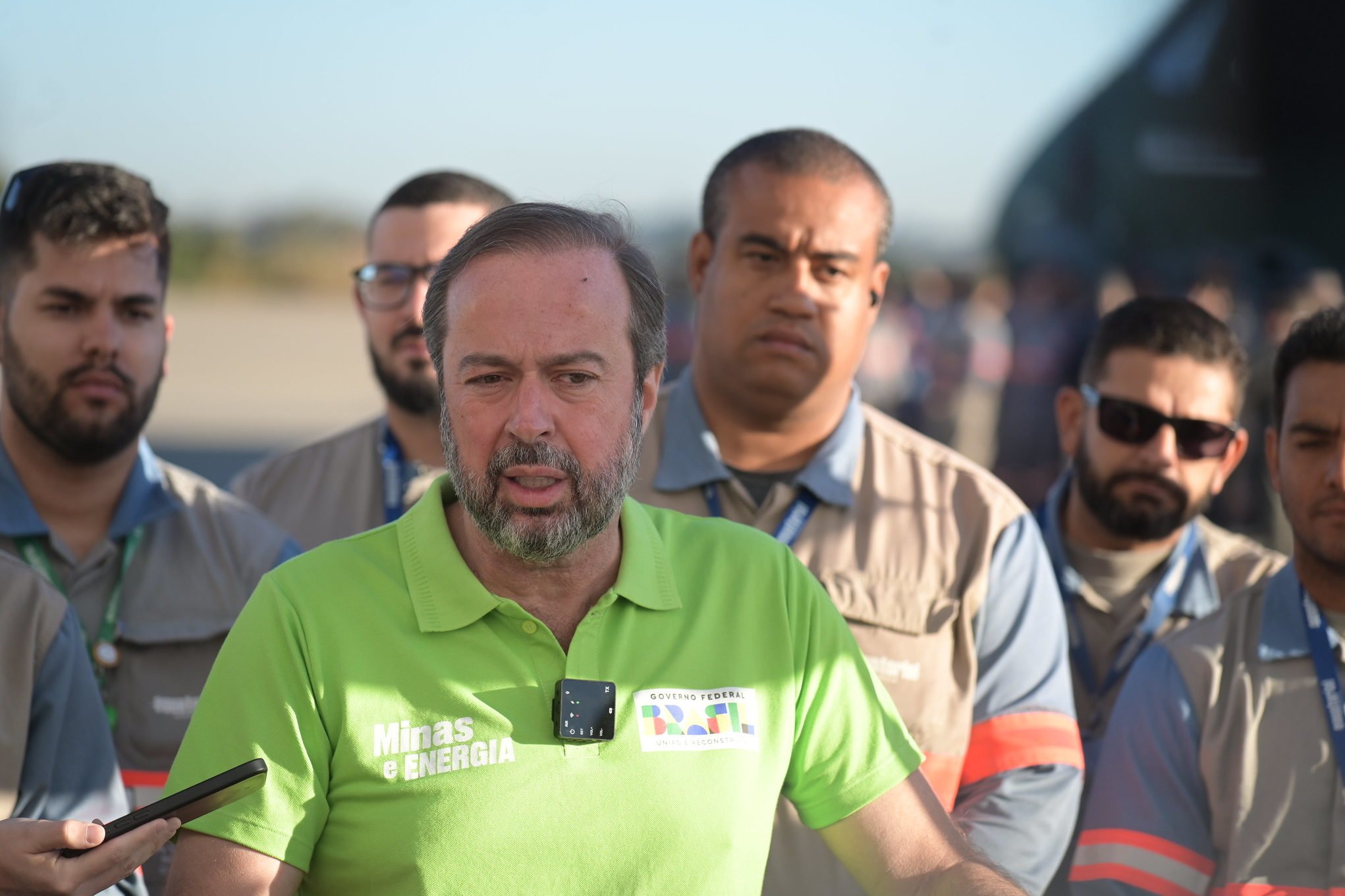 Na imagem: Ministro Alexandre Silveira durante embarque de técnicos do setor elétrico para o Rio Grande do Sul, na base aérea de Brasília, em 22/5/2024 (Foto: Ricardo Botelho/MME)