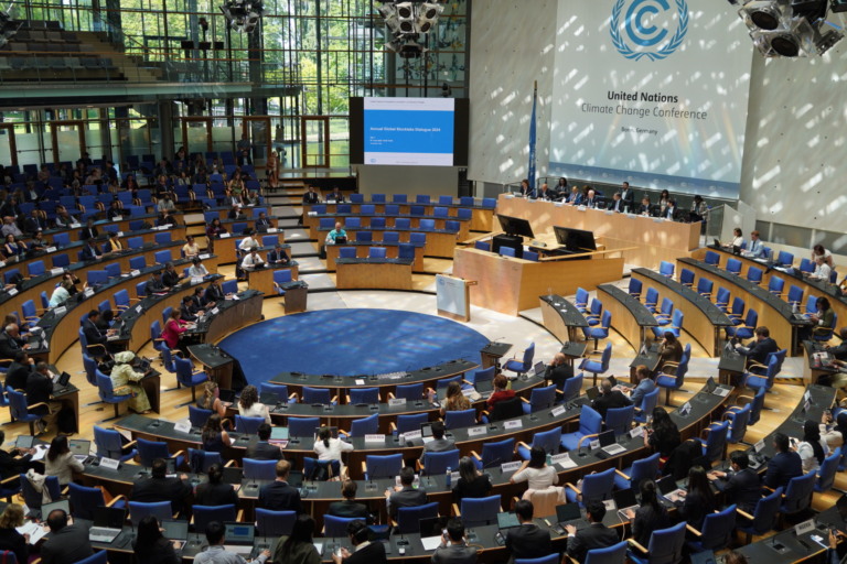 Financiamento climático atinge meta de US$ 100 bi, mas não basta, aponta o think tank Climate Action Tracker (CAT). Na imagem: Conferência de Clima de Bonn, na Alemanha (Foto: UNFCCC/Amira Grotendiek)