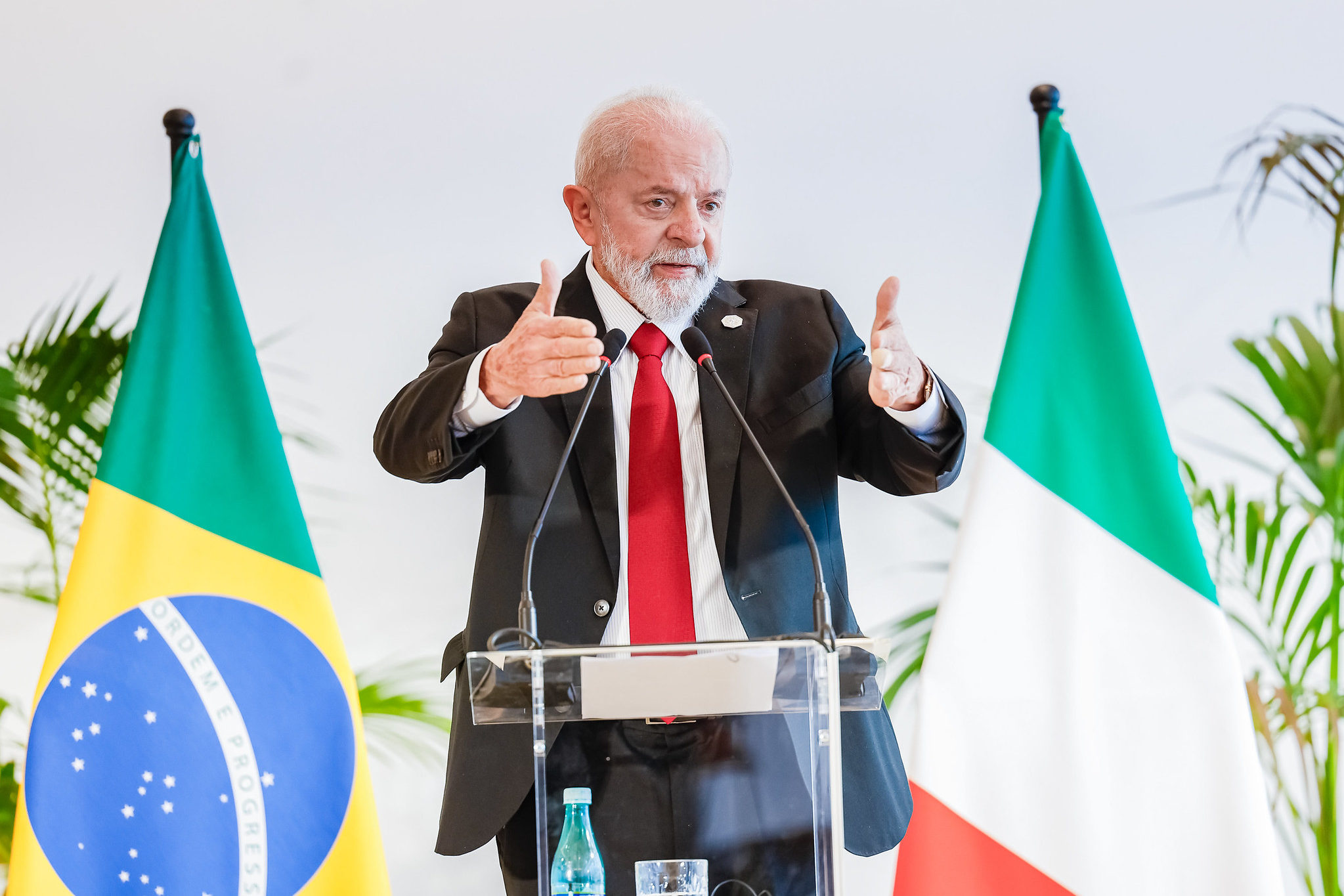 Lula (PT) afirma que distribuidora de energia Enel fará investimento de R$ 20 bilhões no Brasil com objetivo de acabar com apagões, durante entrevista coletiva à imprensa, no Hotel Scoglio degli Achei, em Carovigno, Itália, em 15/6/2024 (Foto: Ricardo Stuckert/PR)