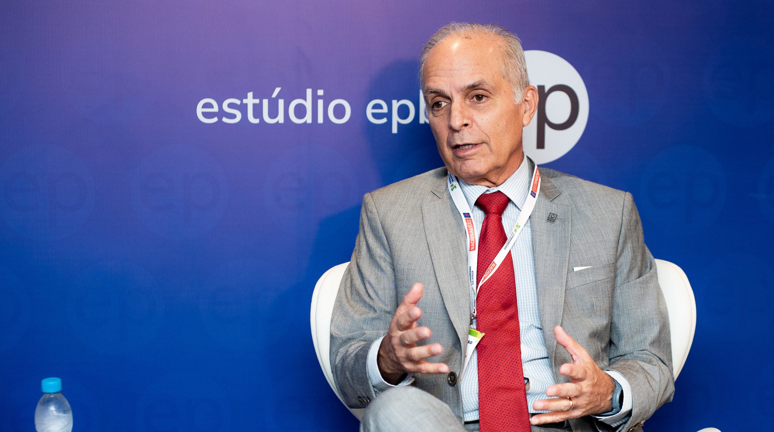 Cenário atual permite debater o fim de restrições ao uso de gás liquefeito de petróleo (GLP), diz o Diretor-geral da ANP, Rodolfo Saboia, em entrevista ao estúdio epbr durante o 37º Congresso da Associação Iberoamericana de Gás Liquefeito de Petróleo (AIGLP), no Rio, em 14/3/2024 (Foto: Victor Curi/epbr)