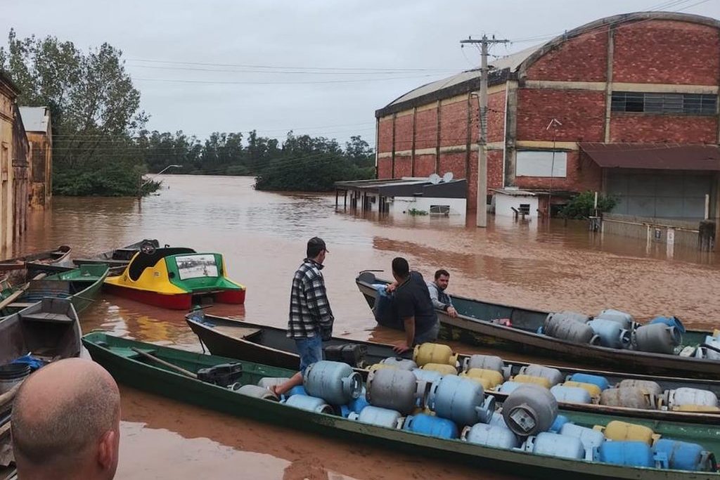 Refinaria Alberto Pasqualini (Refap), em Canoas (RS) acumula estoques de GLP devido a prejuízos no escoamento. Na imagem: Alagamentos dificultam logística de transporte, causando um gargalo nos estoques das distribuidoras (Foto: Divulgação Singasul)