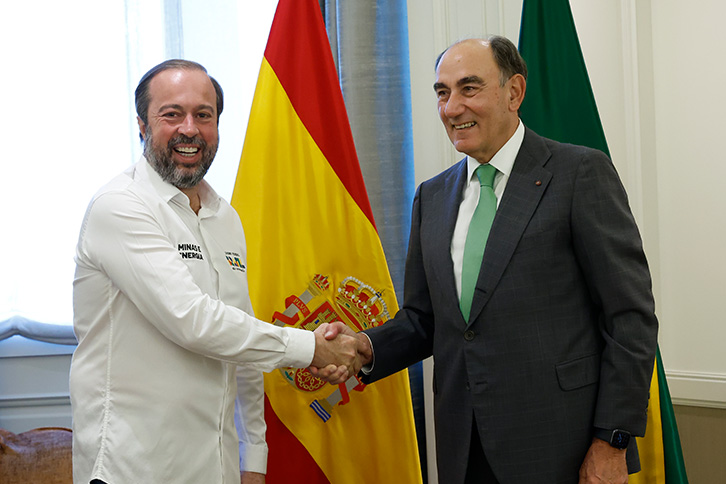 Espanhola Iberdrola vai instalar uma usina piloto de hidrogênio verde em Brasília (DF), como parte de um projeto de P&D. Na imagem: Alexandre Silveira (MME) se reúne com Ignacio Galán, presidente da Iberdrola, durante visita a usina de hidrogênio verde da Iberdrola em Puertollano, Espanha,, em 24/6/2024 (Foto: Divulgação)