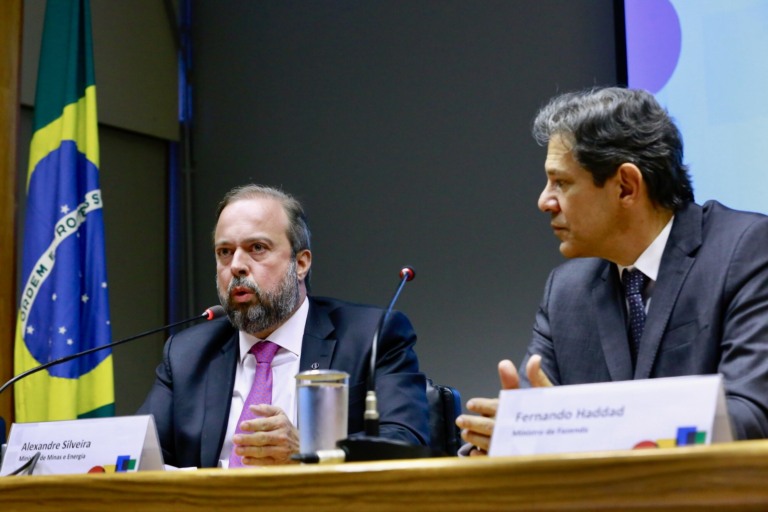 Alexandre Silveira, ministro de Minas e Energia, e Fernando Haddad, da Fazenda, participam de coletiva de imprensa sobre a gasolina (Foto: Tauan Alencar/MME)