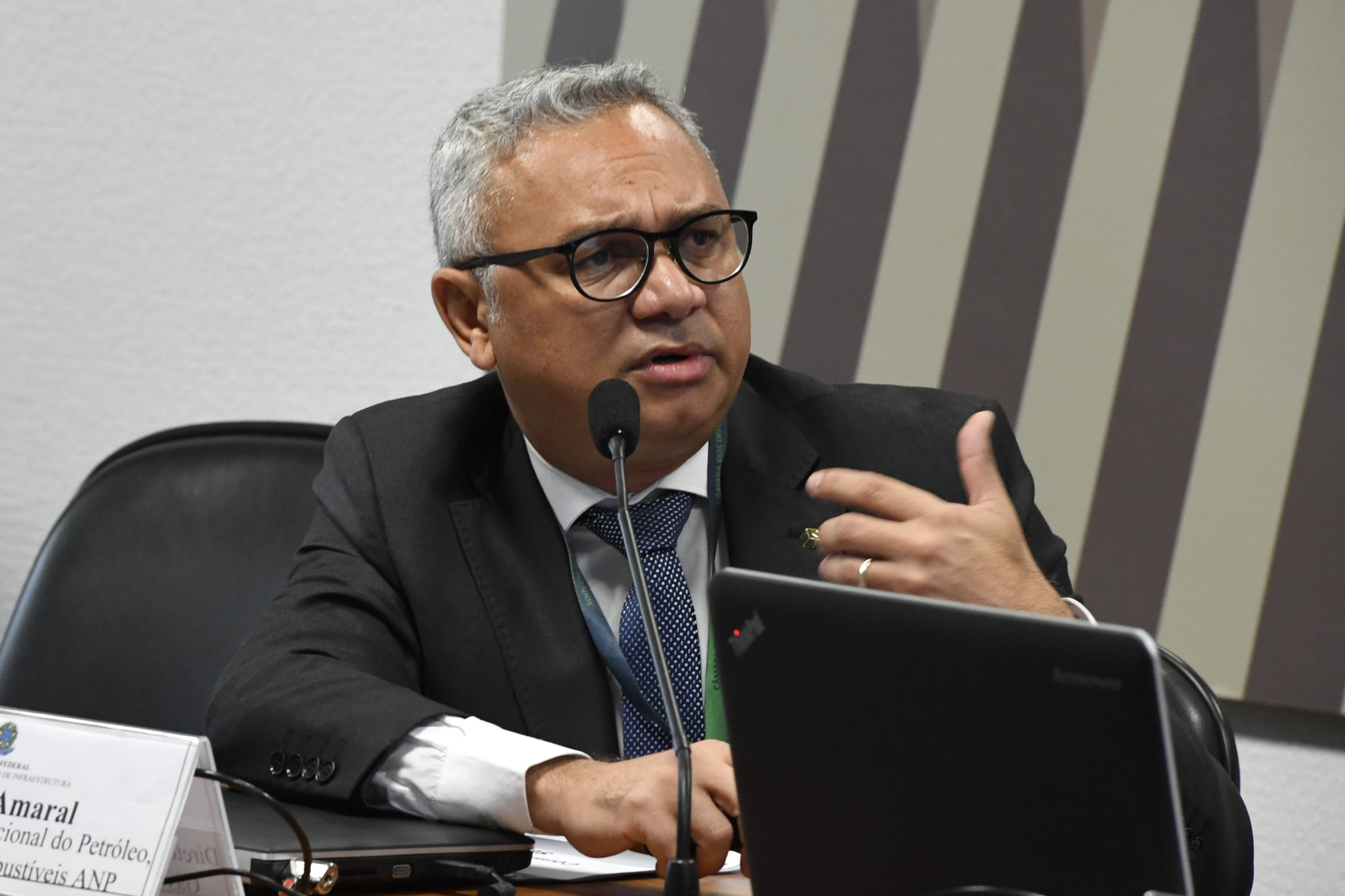 Novo diretor de Relações Externas e Comunicações da Eneva, Aurélio Amaral, ex-diretor da ANP até março de 2020 e o responsável pela regulamentação do RenovaBio, durante audiência da CI no Senado, em 29/10/2019 (Foto: Edilson Rodrigues/Agência Senado)