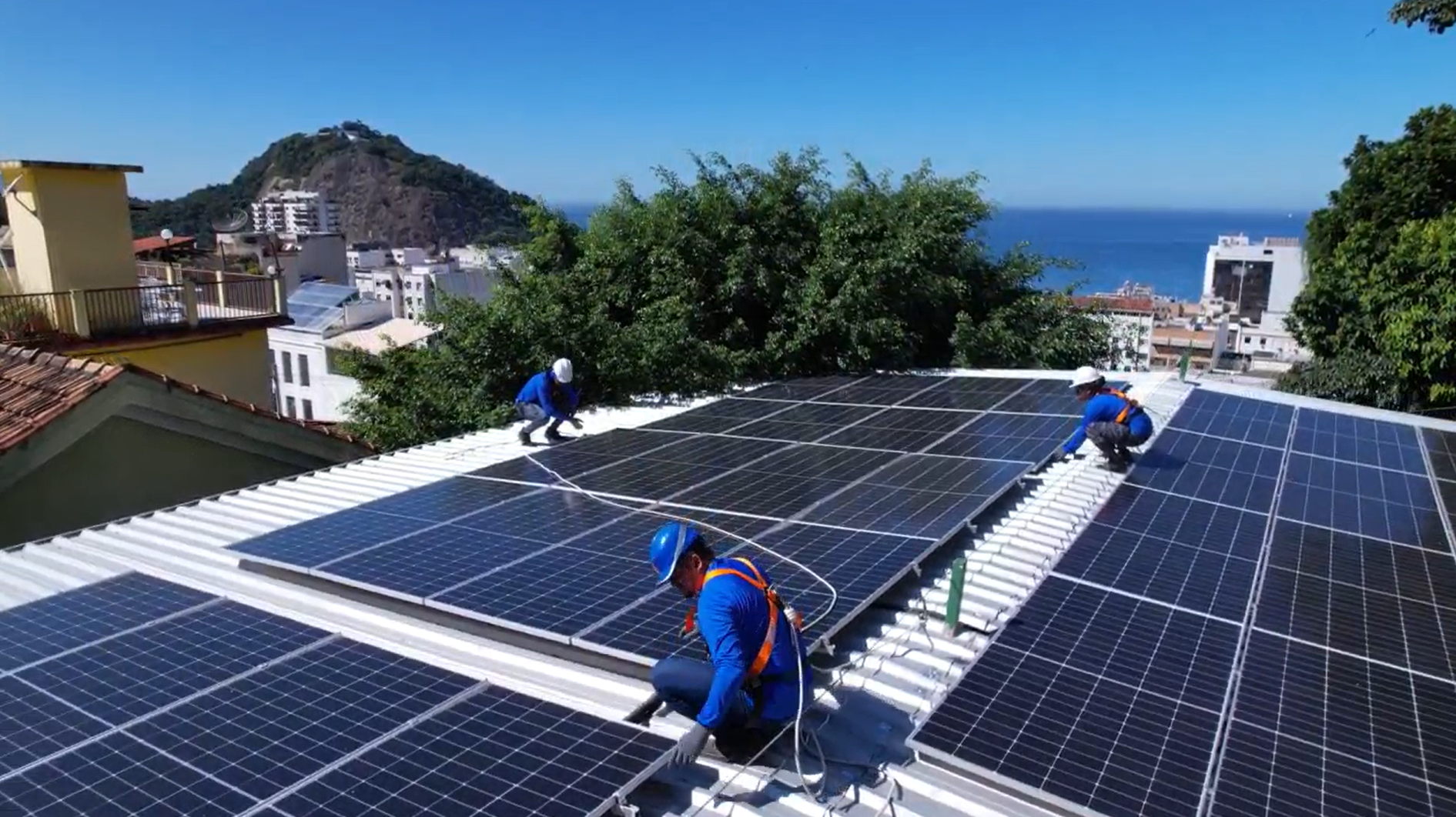 ONG Revolusolar instala painéis solares fotovoltaicos em favelas do Rio de Janeiro (Foto: Divulgação Revolusolar)