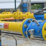 Na imagem: Dutos metálicos amarelos, com conexões azuis, e a inscrição "biometano" em usina de biometano GNR Fortaleza, da Ecometano e Marquise (Foto: Divulgação Ecometano)