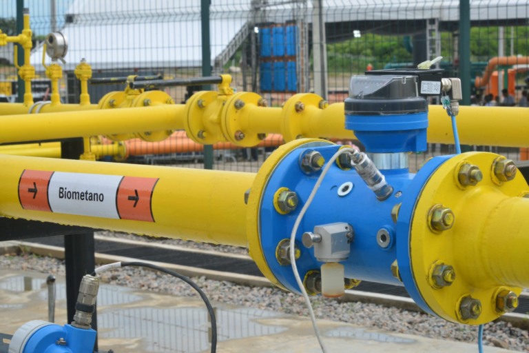 Na imagem: Dutos metálicos amarelos, com conexões azuis, e a inscrição "biometano" em usina de biometano GNR Fortaleza, da Ecometano e Marquise (Foto: Divulgação Ecometano)