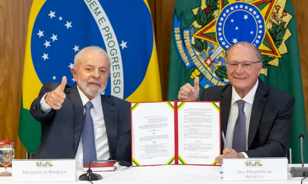 Lula sanciona Mover, programa que vai destinar R$ 19,3 bilhões de créditos financeiros para indústria automotiva. Na imagem: Presidente Lula e o VP e ministro do MDIC, Geraldo Alckmin, participam da cerimônia de regulamentação do Mover e das Debêntures de Infraestrutura, em 26/3/2024 (Foto: Fabio Rodrigues-Pozzebom/Agência Brasil)