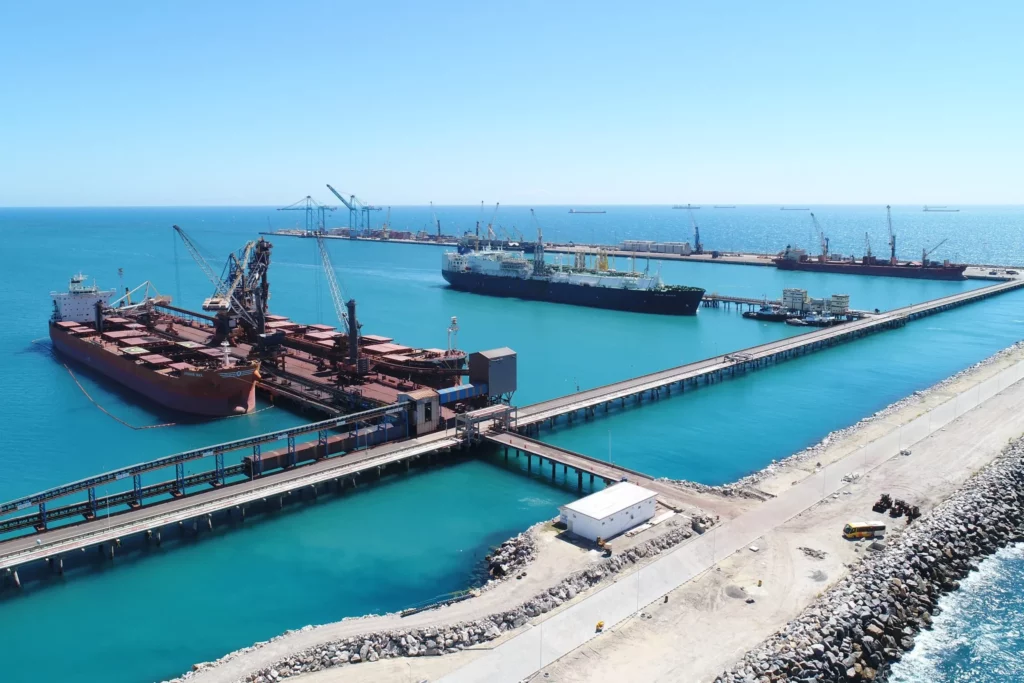 Porto do Pecém, no Ceará, seleciona operadora do primeiro terminal de exportação de amônia verde. Na imagem: Cais do Porto do Pecém – CIPP, com algumas embarcações atracadas; o mar está verde e o céu azul (Foto: Governo do Ceará)