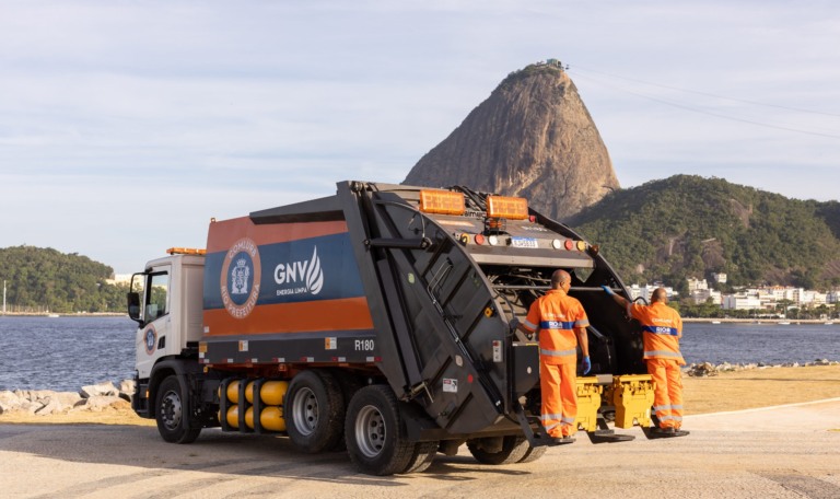 Como o gás natural está posto nas políticas públicas de descarbonização do transporte no Brasil. Na imagem: Caminhão a gás GNV da Comlurb usado na coleta domiciliar (Foto: William Werneck/Prefeitura do Rio)